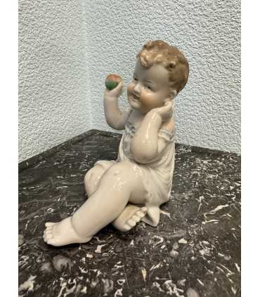 Статуэтка "Пупс с яблоком"