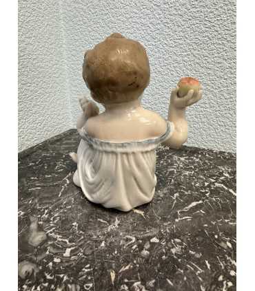 Статуэтка "Пупс с яблоком"