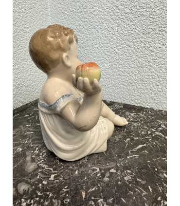 Статуэтка "Пупс с яблоком"