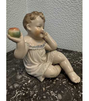 Статуэтка "Пупс с яблоком"