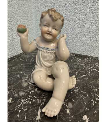 Статуэтка "Пупс с яблоком"