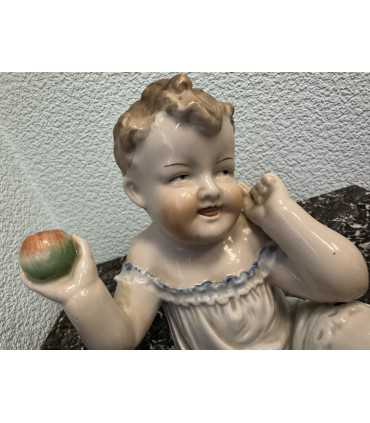 Статуэтка "Пупс с яблоком"