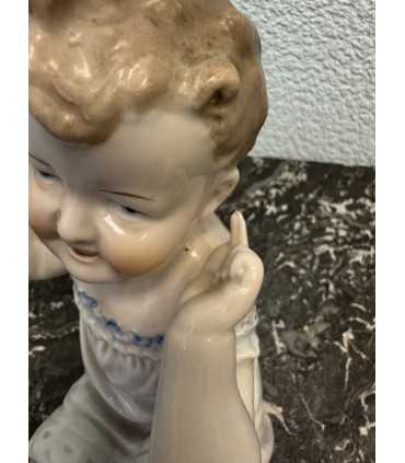 Статуэтка "Пупс с яблоком"