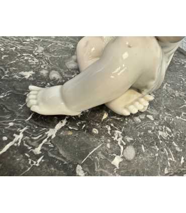 Статуэтка "Пупс с яблоком"