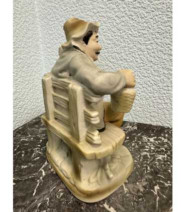 Статуэтка "Мужчина на отдыхе"