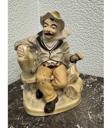 Статуэтка "Мужчина на отдыхе"