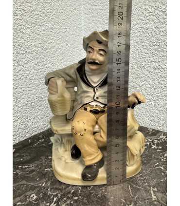 Статуэтка "Мужчина на отдыхе"