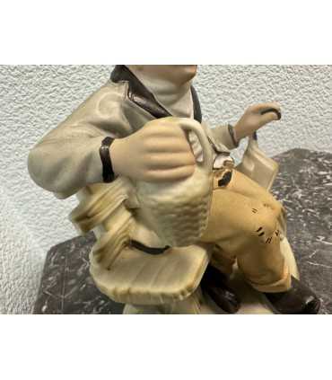 Статуэтка "Мужчина на отдыхе"