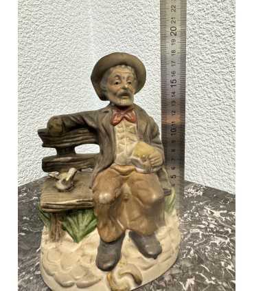 Статуэтка "Мужчина на отдыхе"