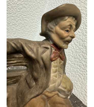 Статуэтка "Мужчина на отдыхе"