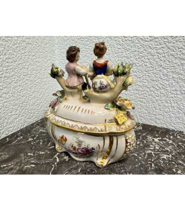 Шкатулка "Дети в цветах"