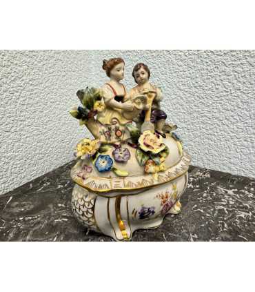 Шкатулка "Дети в цветах"