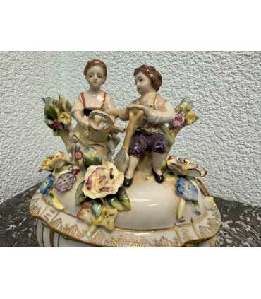 Шкатулка "Дети в цветах"