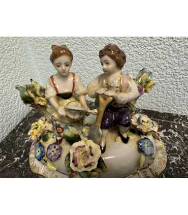 Шкатулка "Дети в цветах"