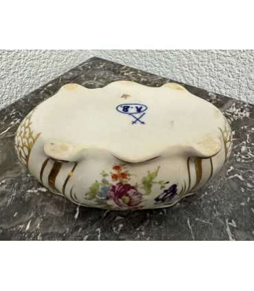 Шкатулка "Дети в цветах"