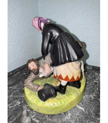 Статуэтка "Крестьянка с ребенком, поднимающая пьяного мужа"