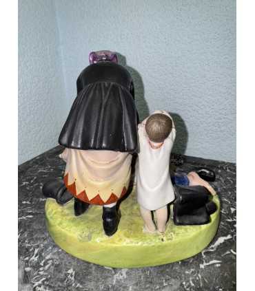 Статуэтка "Крестьянка с ребенком, поднимающая пьяного мужа"