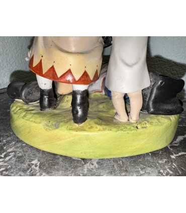 Статуэтка "Крестьянка с ребенком, поднимающая пьяного мужа"