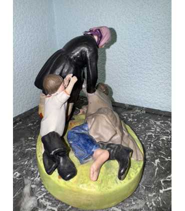 Статуэтка "Крестьянка с ребенком, поднимающая пьяного мужа"