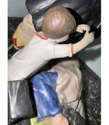 Статуэтка "Крестьянка с ребенком, поднимающая пьяного мужа"