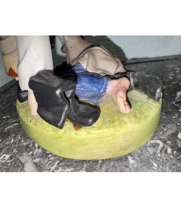 Статуэтка "Крестьянка с ребенком, поднимающая пьяного мужа"