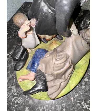 Статуэтка "Крестьянка с ребенком, поднимающая пьяного мужа"