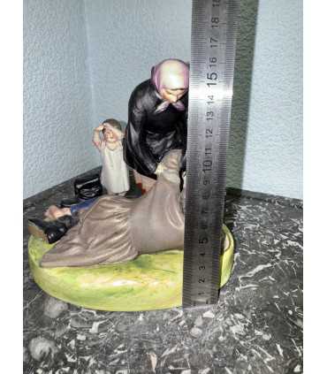 Статуэтка "Крестьянка с ребенком, поднимающая пьяного мужа"