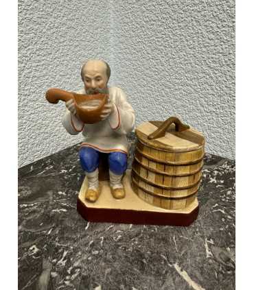 Статуэтка "Старик, пьющий воду"