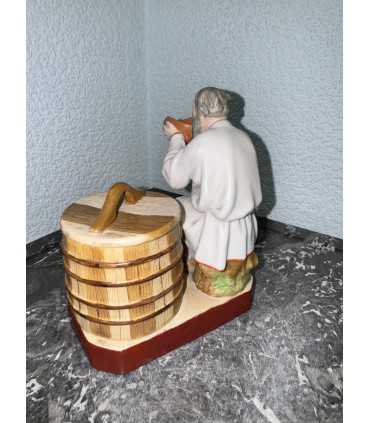 Статуэтка "Старик, пьющий воду"