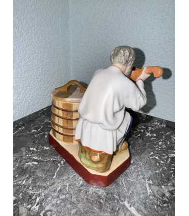Статуэтка "Старик, пьющий воду"