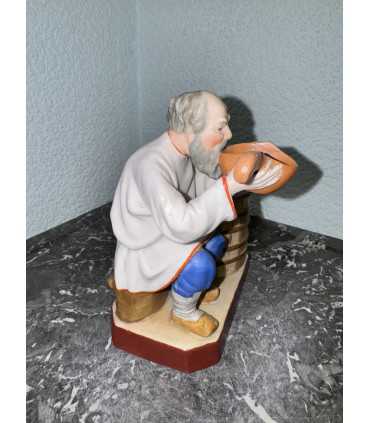 Статуэтка "Старик, пьющий воду"