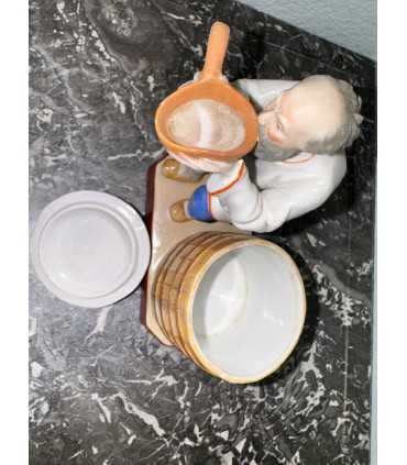 Статуэтка "Старик, пьющий воду"