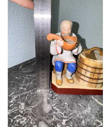 Статуэтка "Старик, пьющий воду"