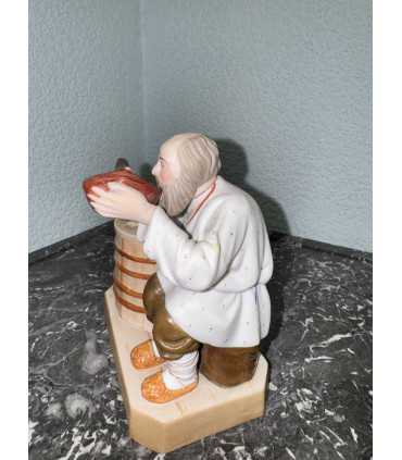 Статуэтка "Старик, пьющий воду"