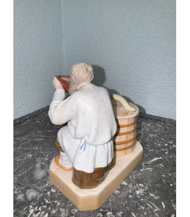 Статуэтка "Старик, пьющий воду"