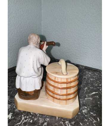 Статуэтка "Старик, пьющий воду"