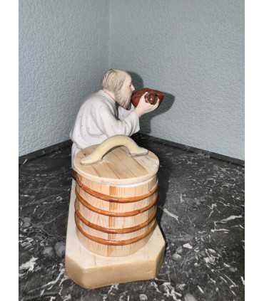 Статуэтка "Старик, пьющий воду"