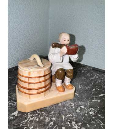Статуэтка "Старик, пьющий воду"