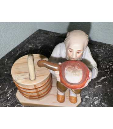 Статуэтка "Старик, пьющий воду"