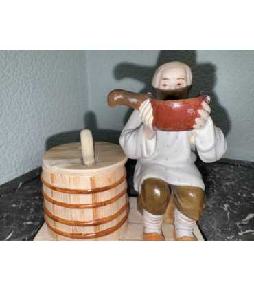 Статуэтка "Старик, пьющий воду"