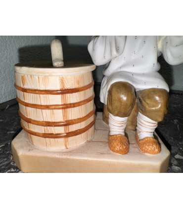 Статуэтка "Старик, пьющий воду"