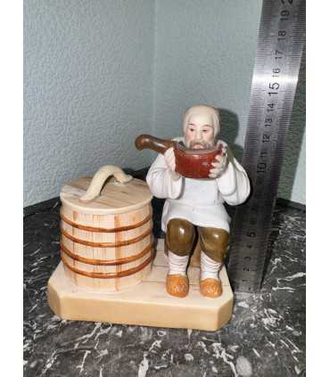 Статуэтка "Старик, пьющий воду"