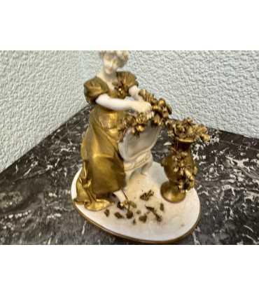 Статуэтка "Богиня с цветами"