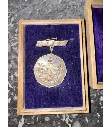 Знак за заслуги общества женщин патриоток Японии