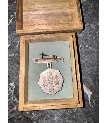 Знак за заслуги общества женщин патриоток Японии