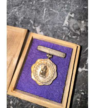 Знак за заслуги общества женщин патриоток Японии