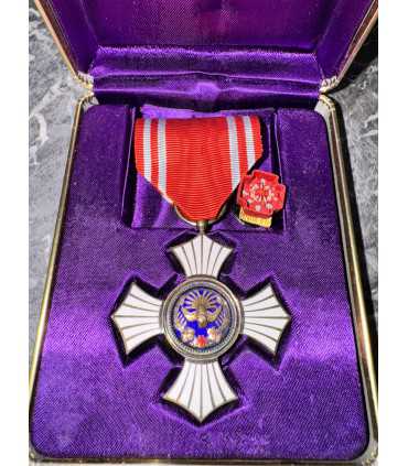 Знак ордена "За заслуги перед Обществом Красного Креста Японии "
